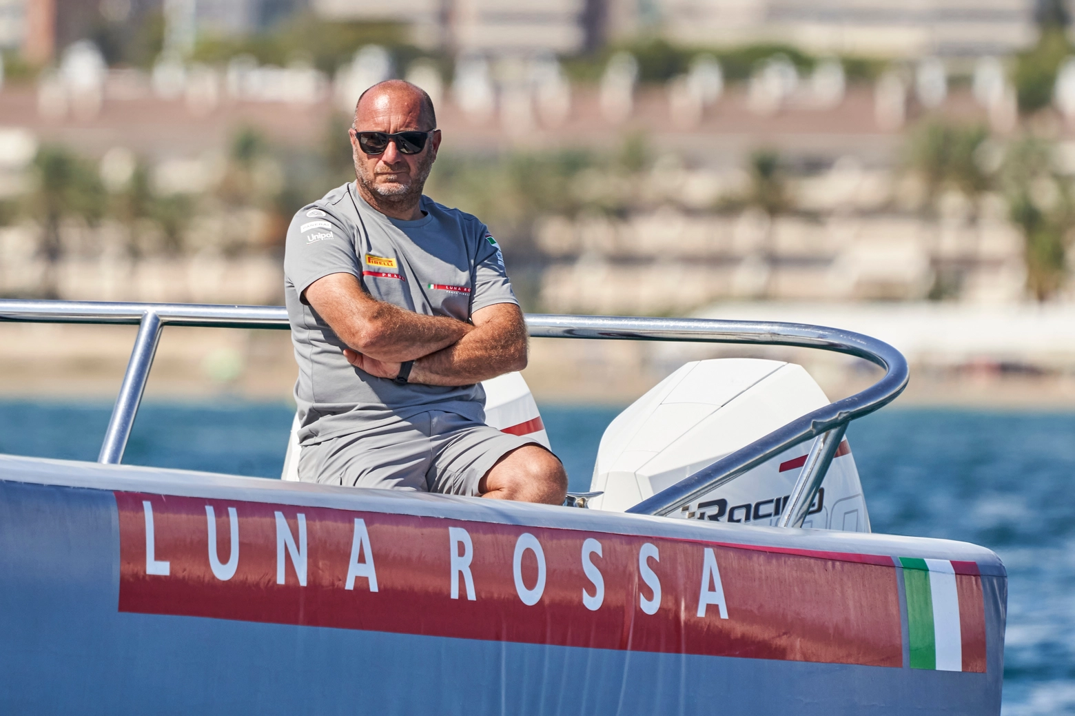 Max Sirena a bordo dell'imbarcazione d'appoggio di Luna Rossa