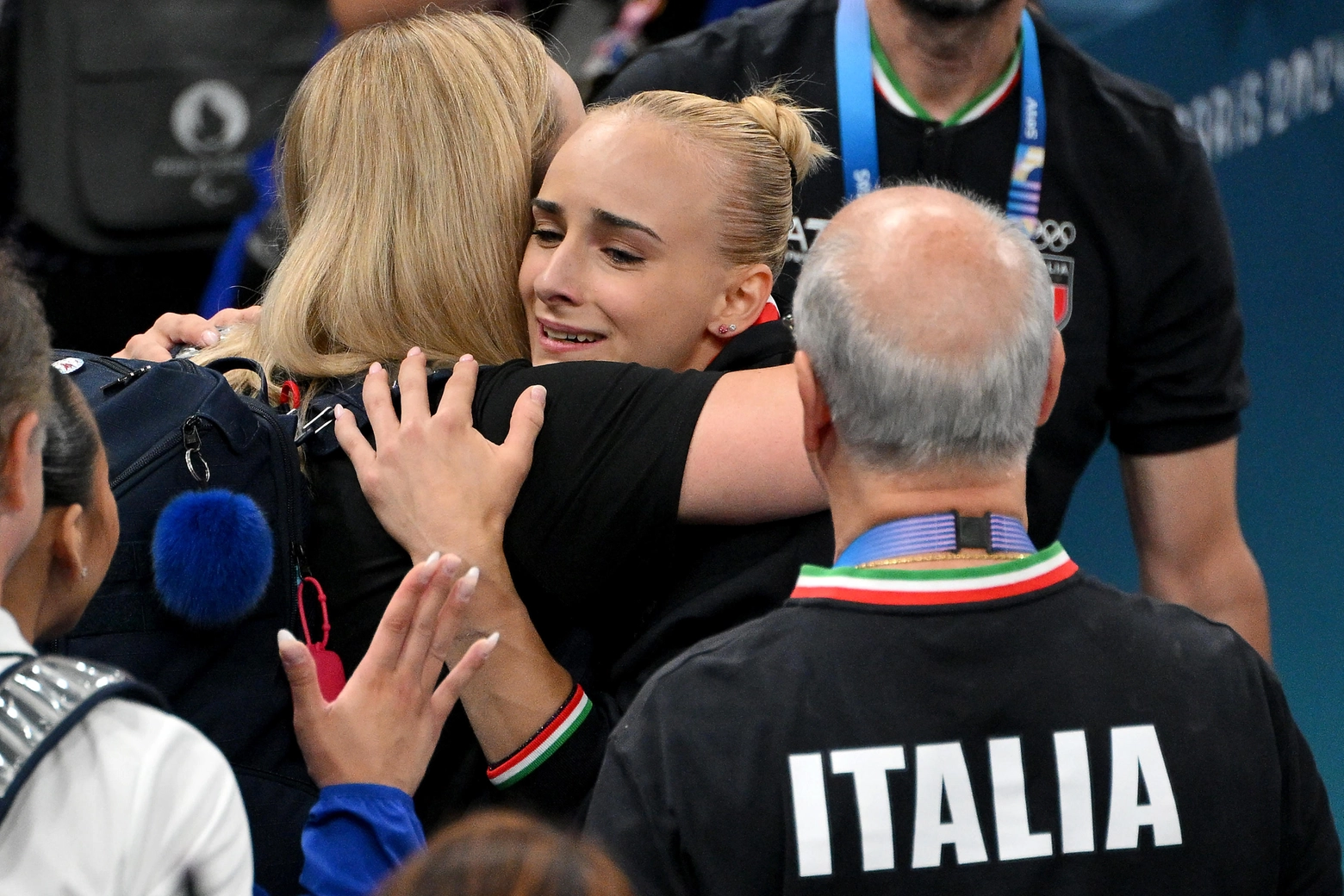 Alice D'Amato festeggia l'oro nella trave a Parigi (Ansa)