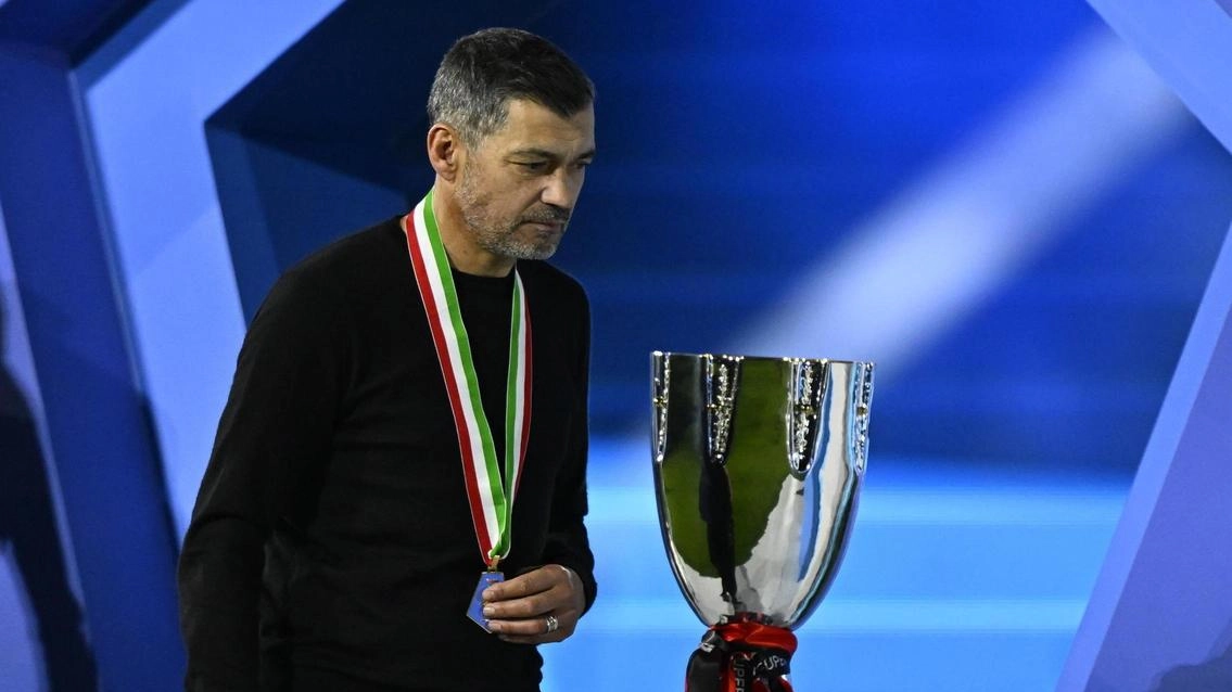 Sergio Conceição, 50 anni, con la Supercoppa Italiana: in due sole partite alla guida del Milan ha alzato subito un trofeo