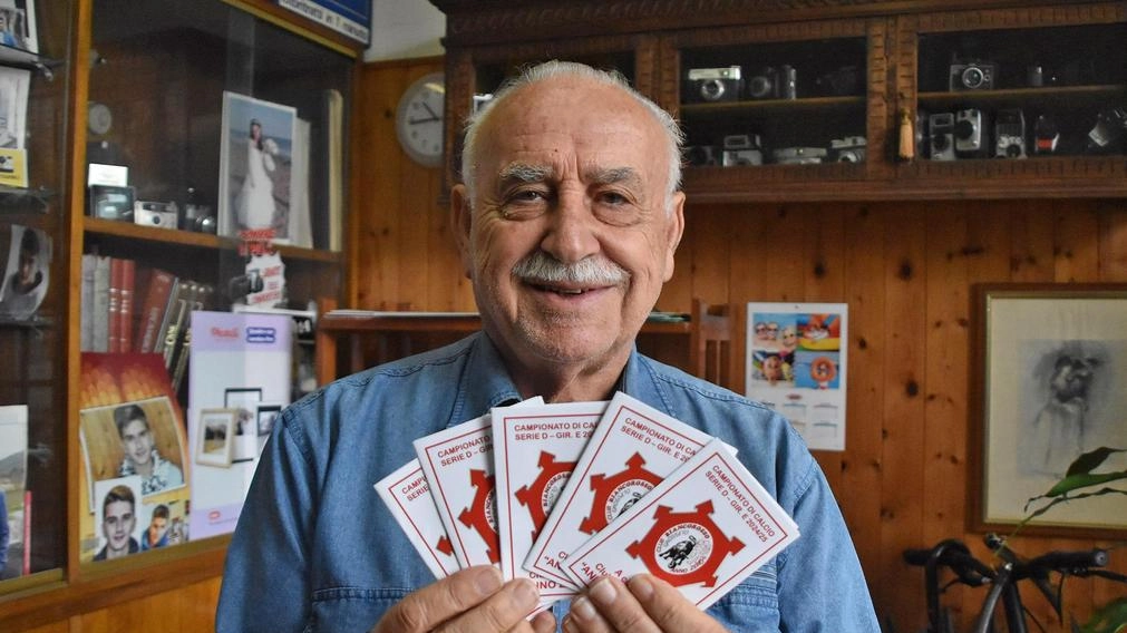 Guido Borsetti mostra i tradizionali calendarietti che ogni stagione il Club Anno Zero regala ai tifosi biancorossi