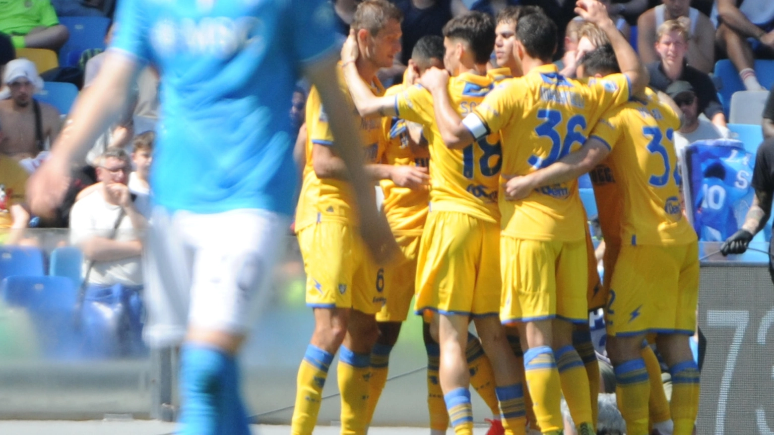 Cheddira festeggiato dai compagni dopo il gol al Napoli (Ansa)