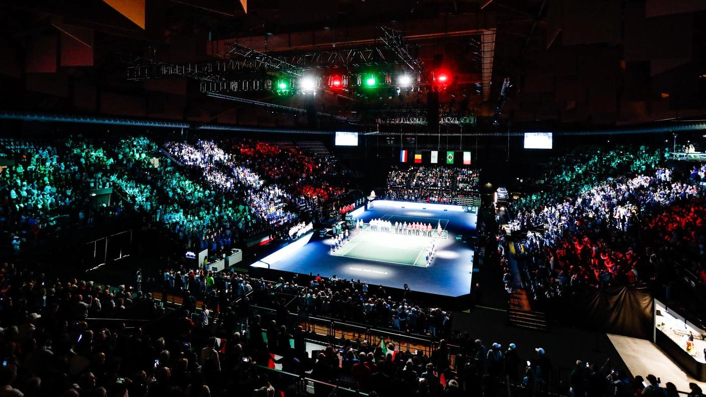 L’emozione dei tifosi, piccoli e grandi, per Berrettini e gli altri azzurri. E sugli spalti dell’Unipol Arena anche tanti vip, dalla Vinci a Pagliuca