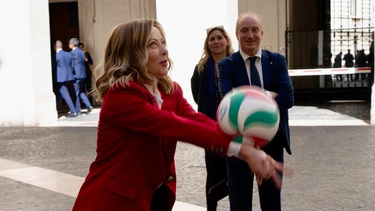 La premier Meloni gioca con le pallavoliste a Palazzo Chigi (Ansa)