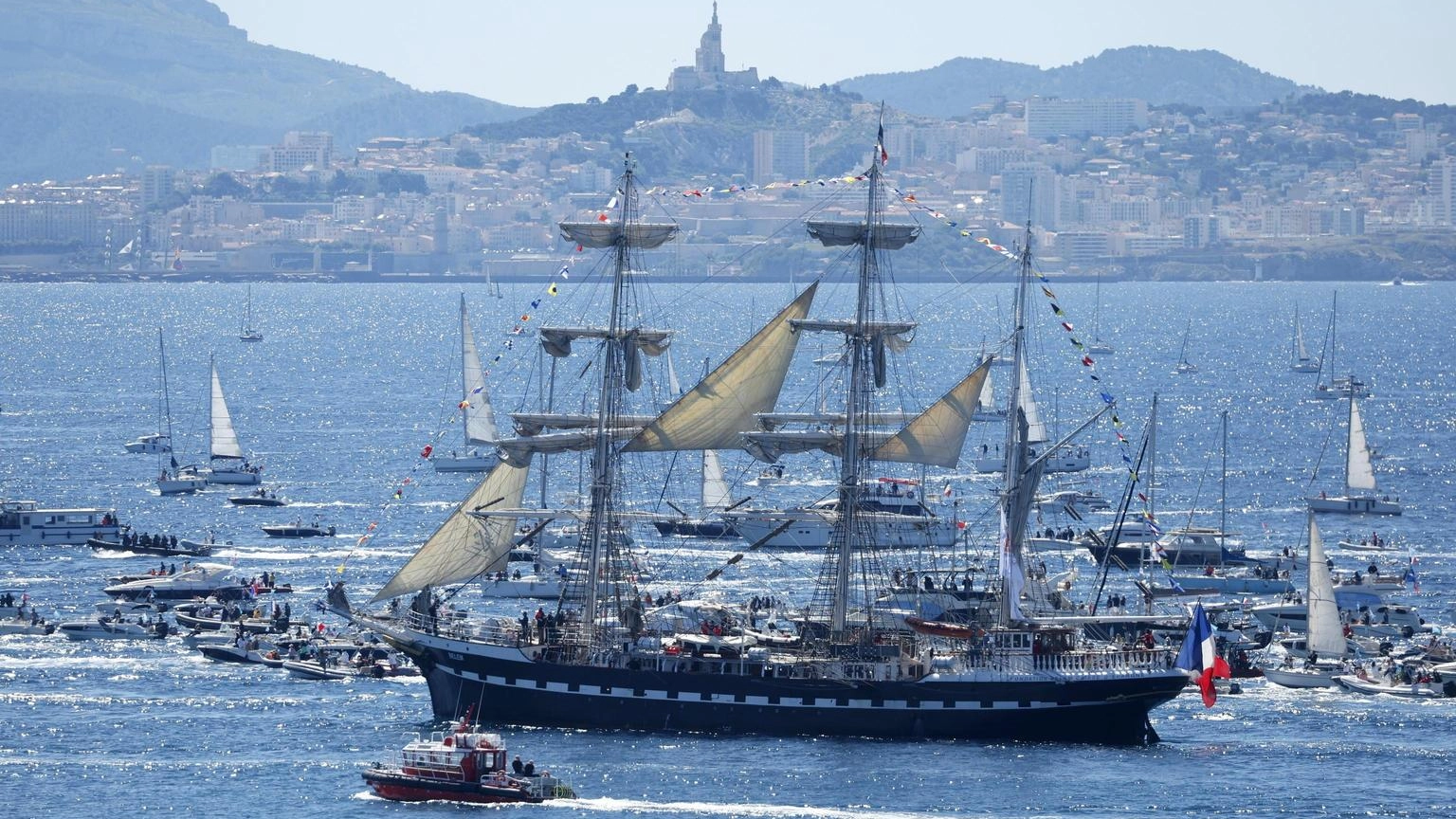 Parigi '24:show a Marsiglia, sfilano 1000 barche con la fiaccola