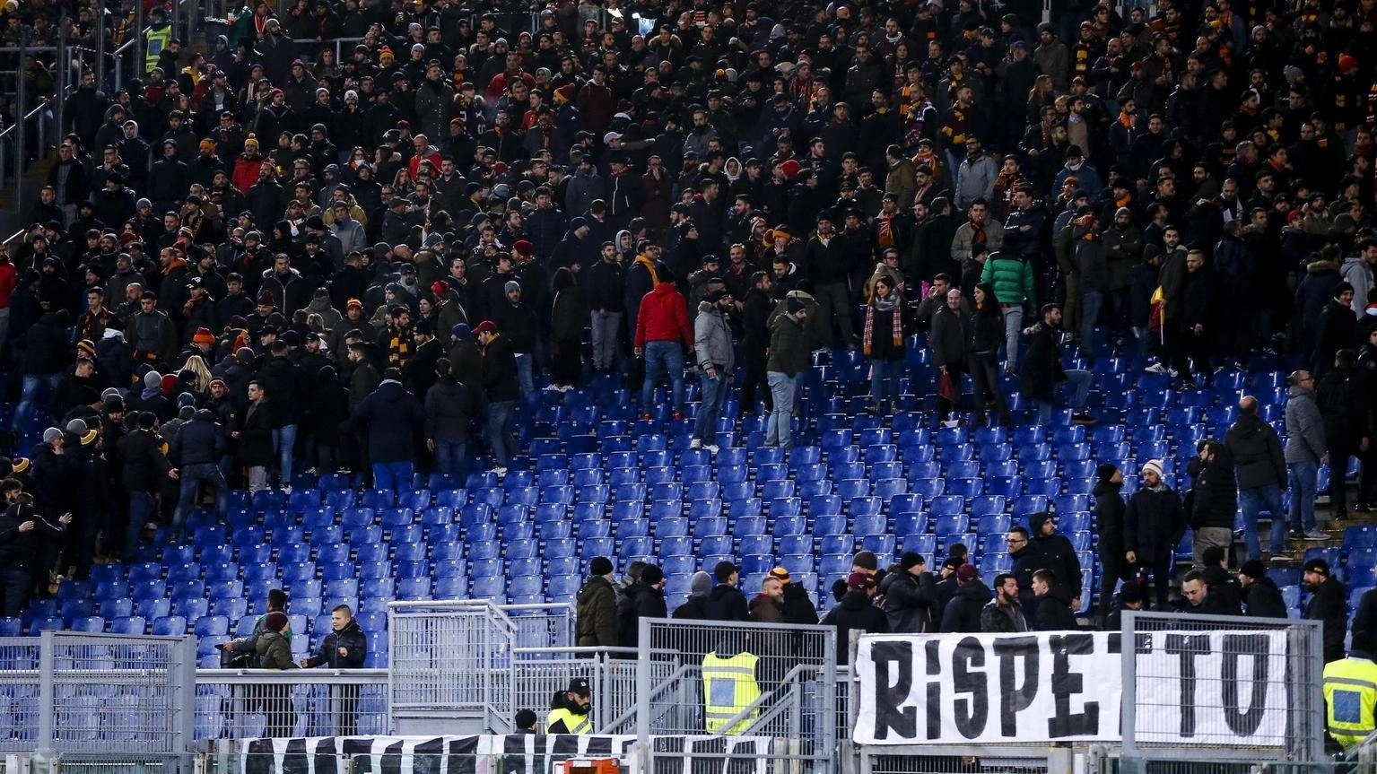 Calcio: continua protesta tifosi Roma 'Friedkin, cambiate rotta'