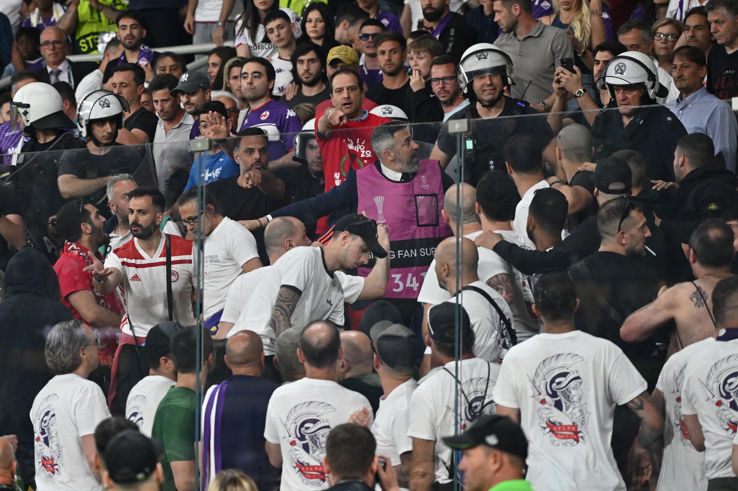 Scintille in tribuna, i tifosi dell’Olympiakos tentano di entrare nel ...