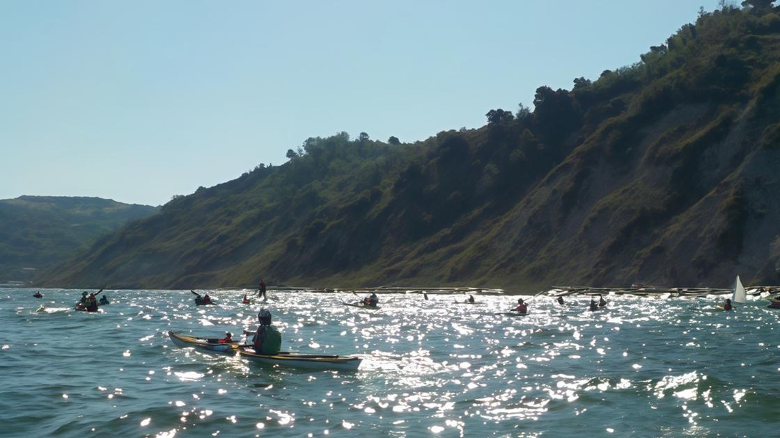 Canoa. Costa del San Bartolo: traguardo per amatori