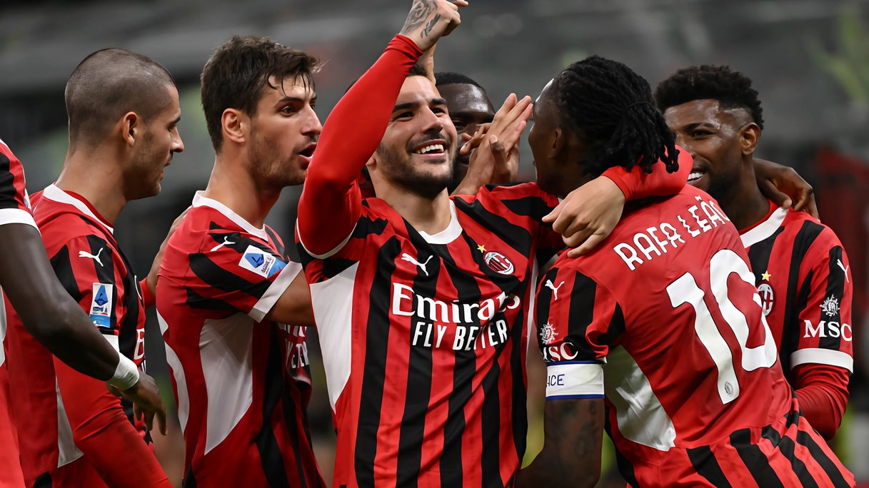 Theo Hernandez festeggia con i compagni dopo il gol del 2-0. Decisiva la sua punizione anche per la rete di Morata