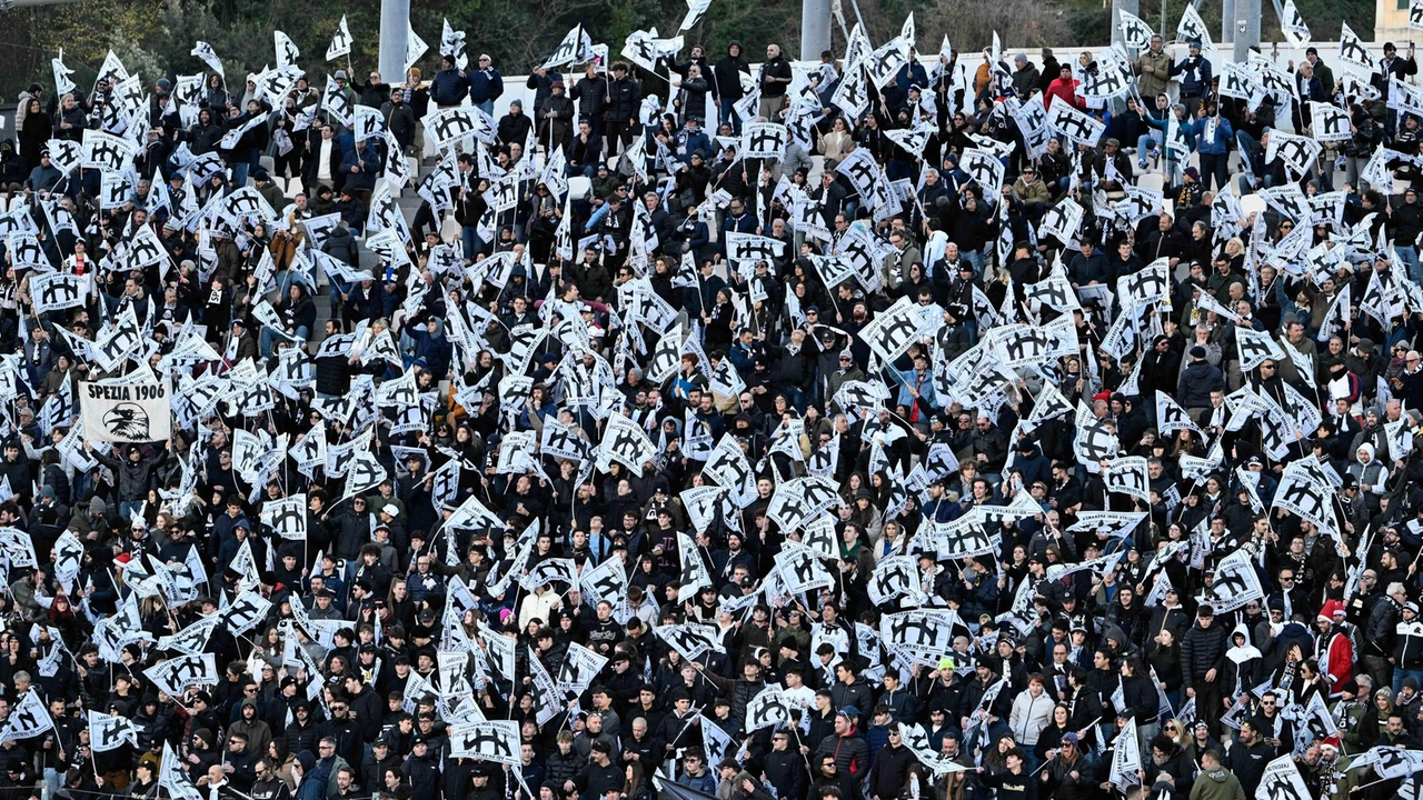 La coreografia della Curva Ferrovia in occasione della partita contro il Mantova: i tifosi più ’anziani’ chiedono il ritorno del vecchio inno ’Si può fare’