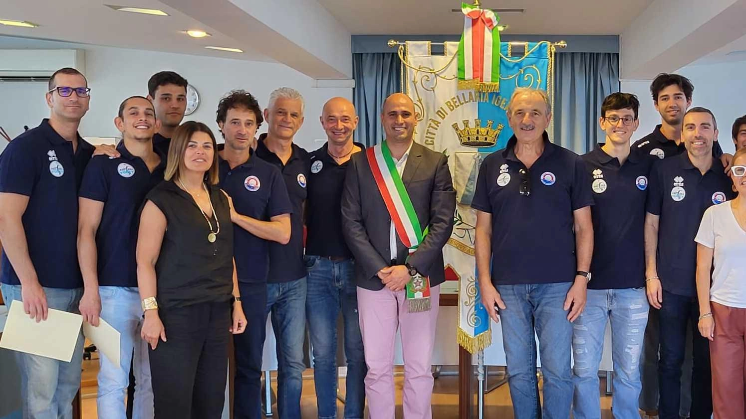 La Dinamo Volley di Bellaria è stata festeggiata in Comune per la vittoria in campionato. Con 20 vittorie su 22 partite, la squadra si prepara per la Serie B.