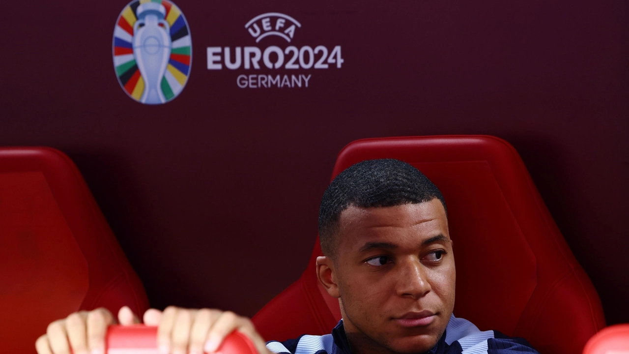 Kylian Mbappé in panchina durante la sfida contro l'Olanda