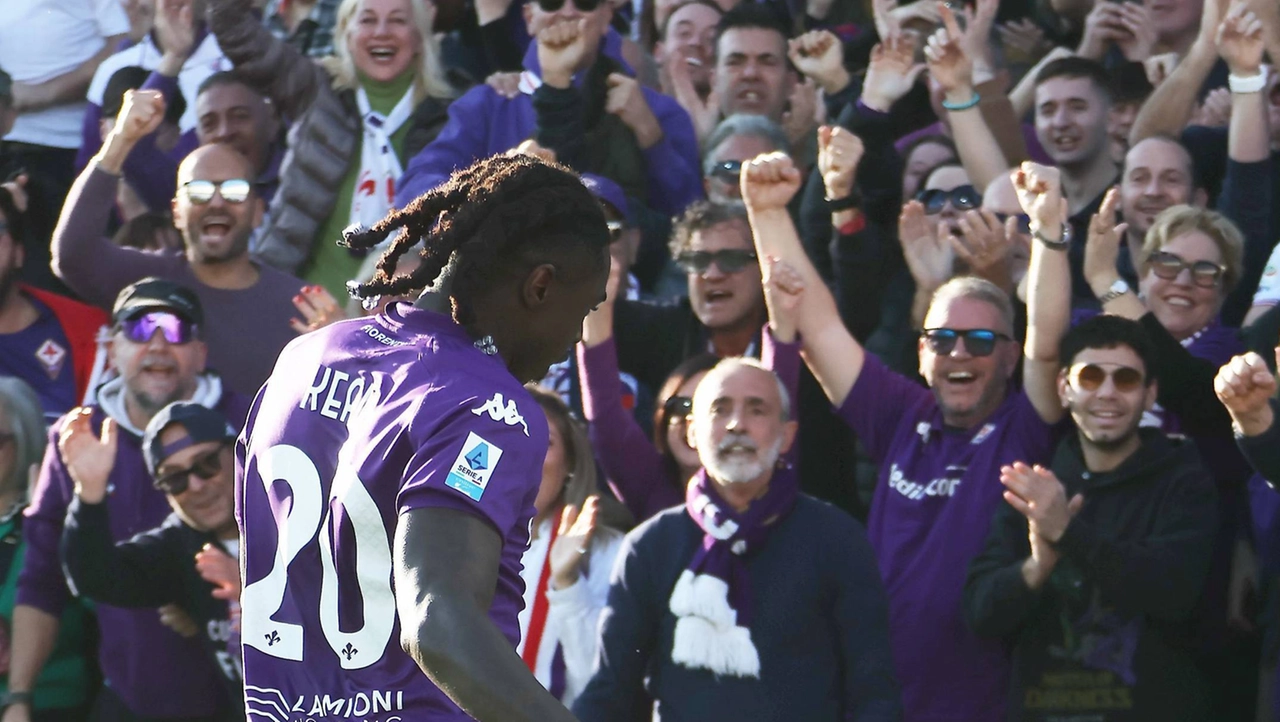 Kean celebrates with the fans (Photo chronicles Germogli)