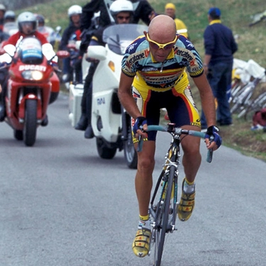 Il Mortirolo è ’Cima Pantani’. La celebrazione del mito sul passo delle imprese