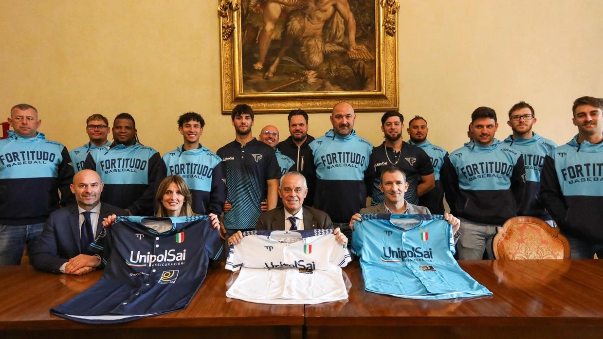 La Fortitudo UnipolSai presenta il nuovo team e i progetti per la stagione, puntando a onorare la tradizione. Nuovi arrivi e sfide in vista, con l'obiettivo di mantenere l'eccellenza.