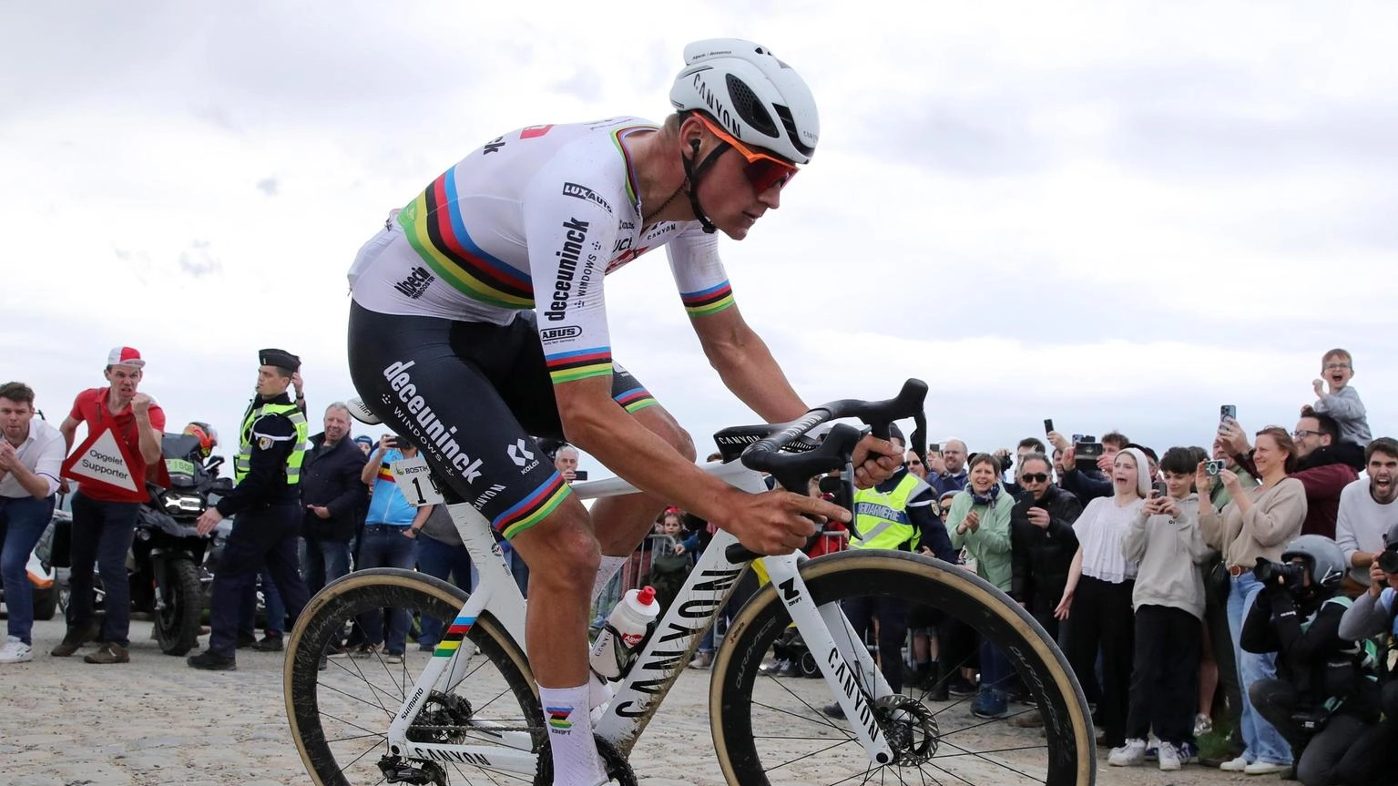 Ciclismo: Van der Poel trionfa alla Parigi-Roubaix