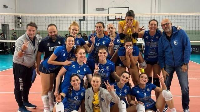 https://sport.quotidiano.net/image-service/view/acePublic/alias/contentid/YTM5ZjhkMTQtMWVlNS00/0/blu-team-80-e-un-derby-che-scotta-battistelli-non-si-fida-del-riccione.jpeg?f=16:9&w=1200&h=630