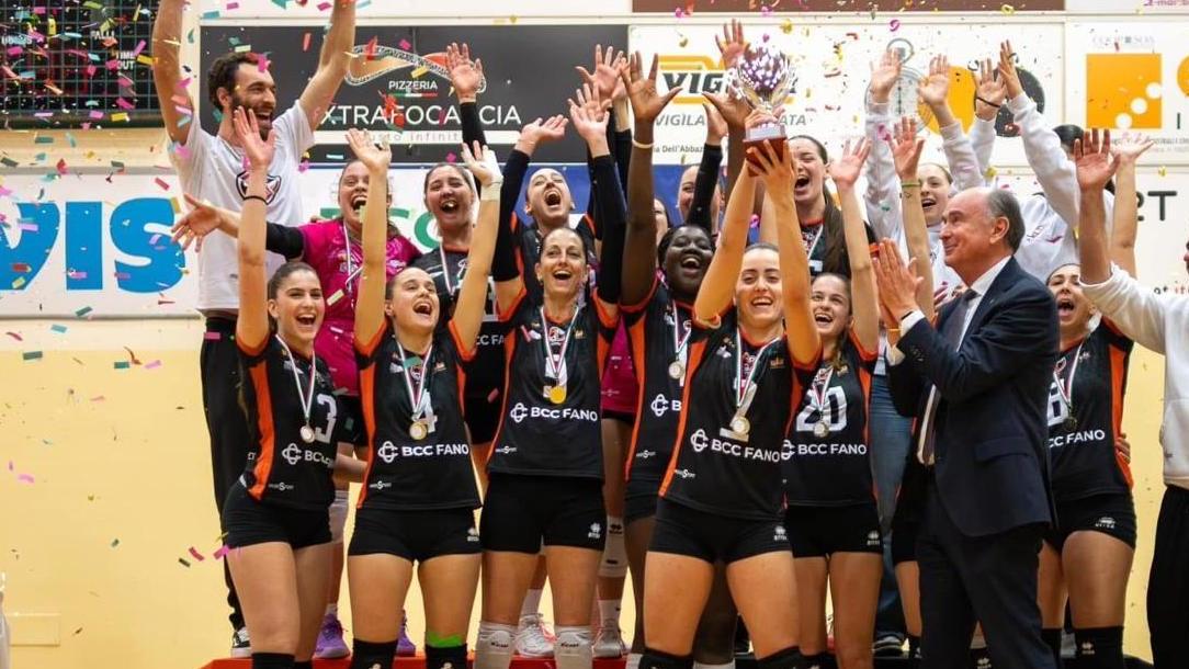 https://sport.quotidiano.net/image-service/view/acePublic/alias/contentid/YTMzYzgwOGMtYjljNC00/0/festa-del-volley-per-lapav-calcinelli-lucrezia-vince-la-coppa-marche-in-un-palazzetto-gremito.jpeg?f=16:9&w=1200&h=630