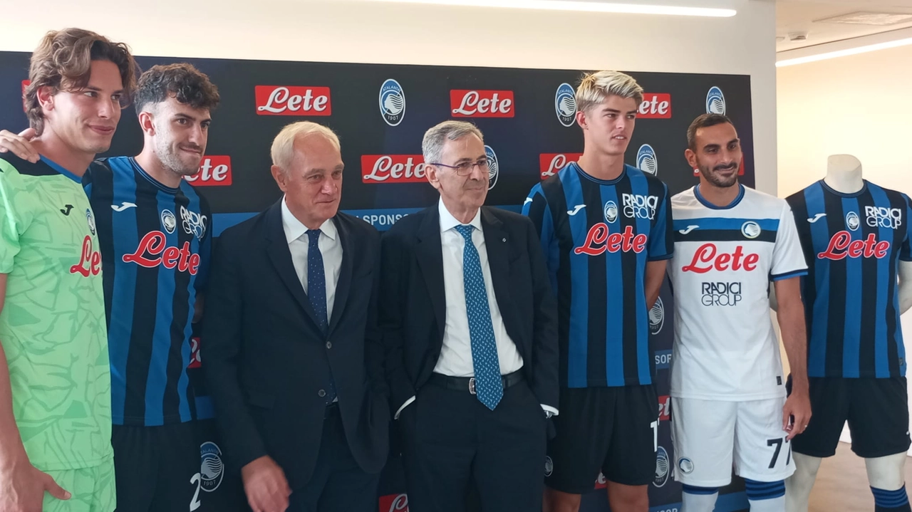 Le nuove divise dell'Atalanta con lo sponso Acqua Lete