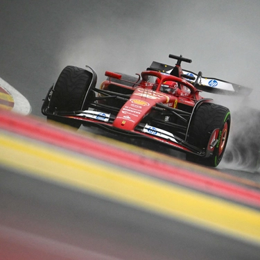 F1 Gp Belgio 2024, Leclerc in pole con la Ferrari: Verstappen primo ma penalizzato. Settimo Sainz