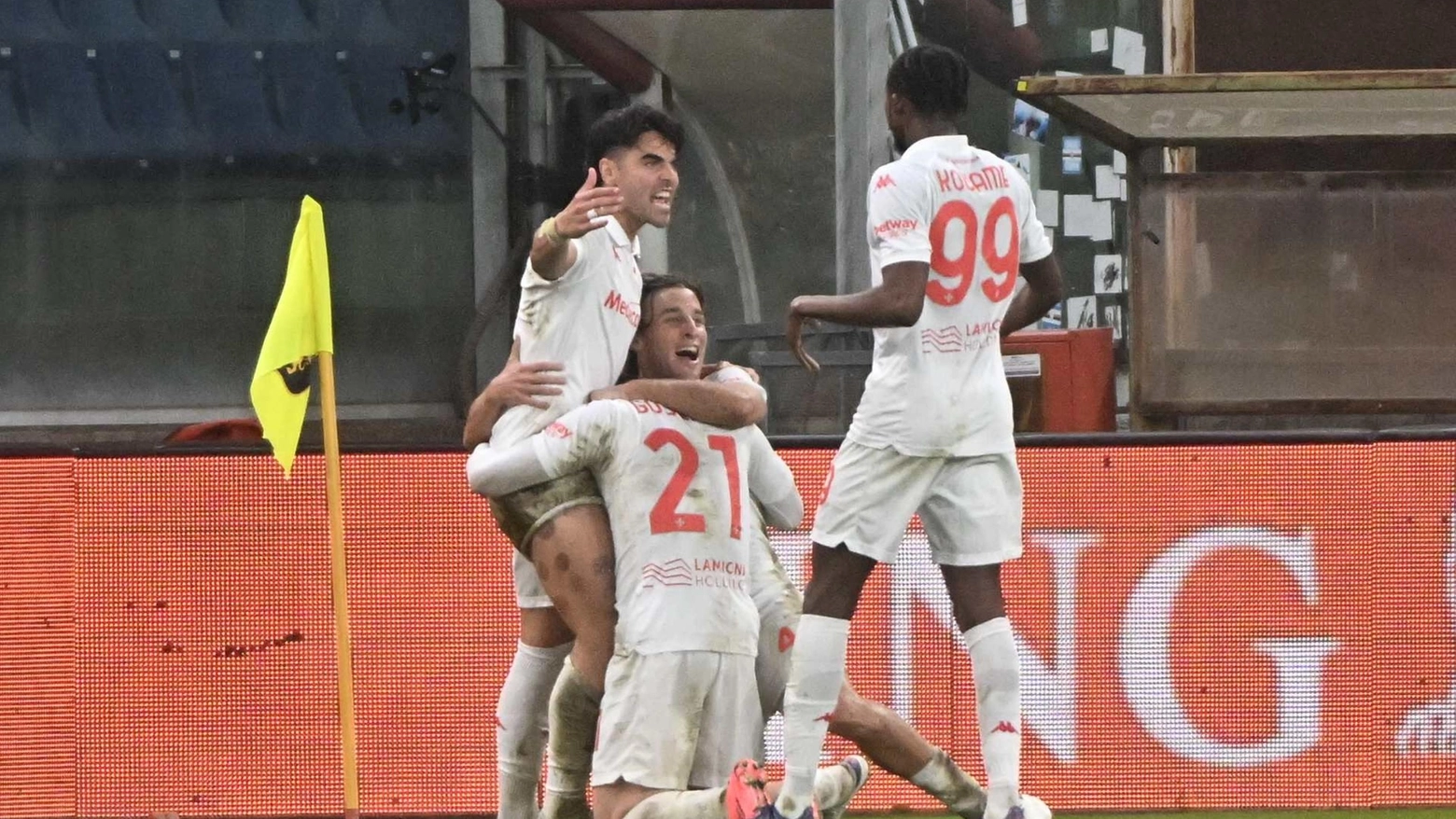 L'esultanza di Gosens dopo il gol contro il Genoa (Foto Ansa)