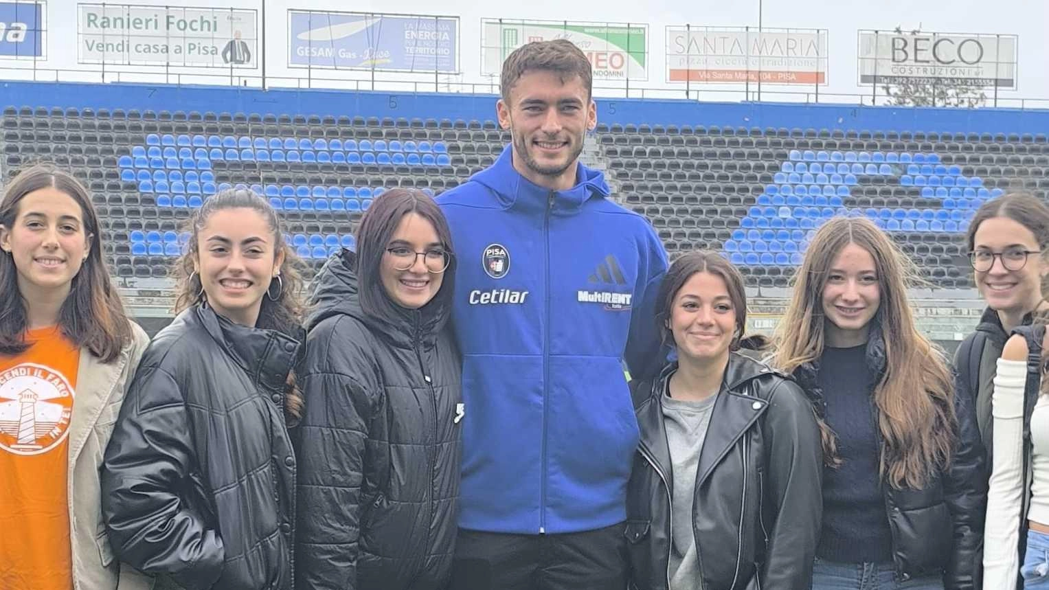 Il difensore incontra studenti e studentesse del liceo: "Non abbiamo l’obbligo di vincere, ma niente ci distrae dai nostri obiettivi"