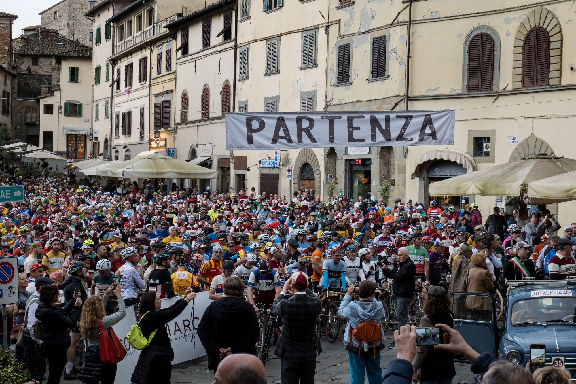 https://sport.quotidiano.net/image-service/view/acePublic/alias/contentid/YTQ5ODZlODAtODAyMy00/0/la-partenza-dal-centro-storico-di-anghiari-foto-luigi-burroni.jpeg