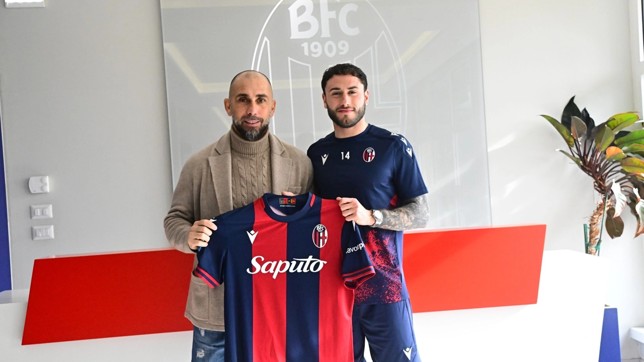 Davide Calabria con la maglia del Bologna insieme a Marco Di Vaio Davide Calabria con la maglia del Bologna insieme a Marco Di Vaio