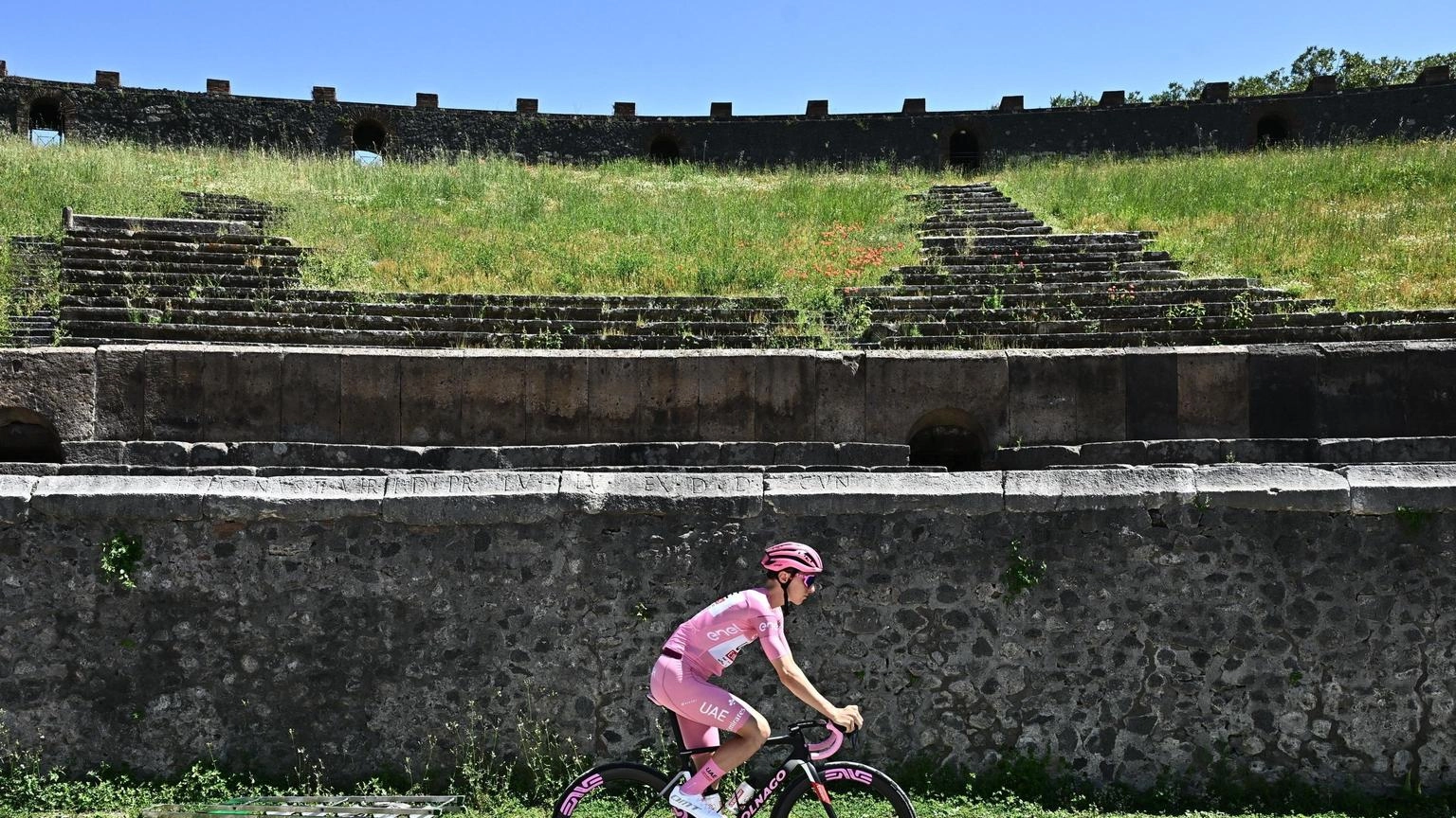 Giro: Paret-Peintre vince la 10a tappa, Pogacar resta in rosa