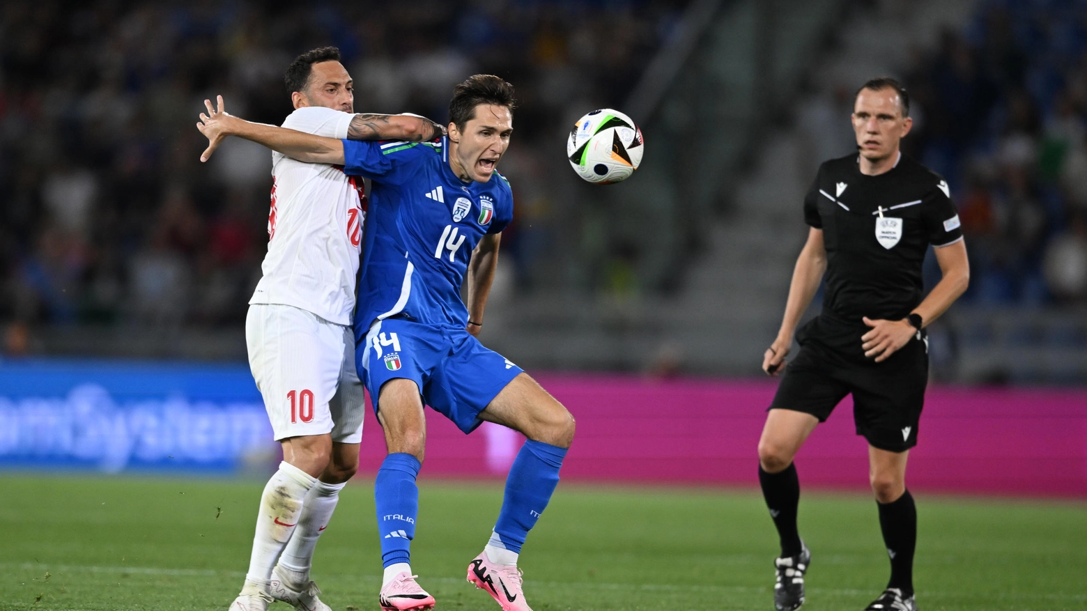 Federico Chiesa con la maglia dell'Italia a contrasto con Hakan Çalhanoglu 