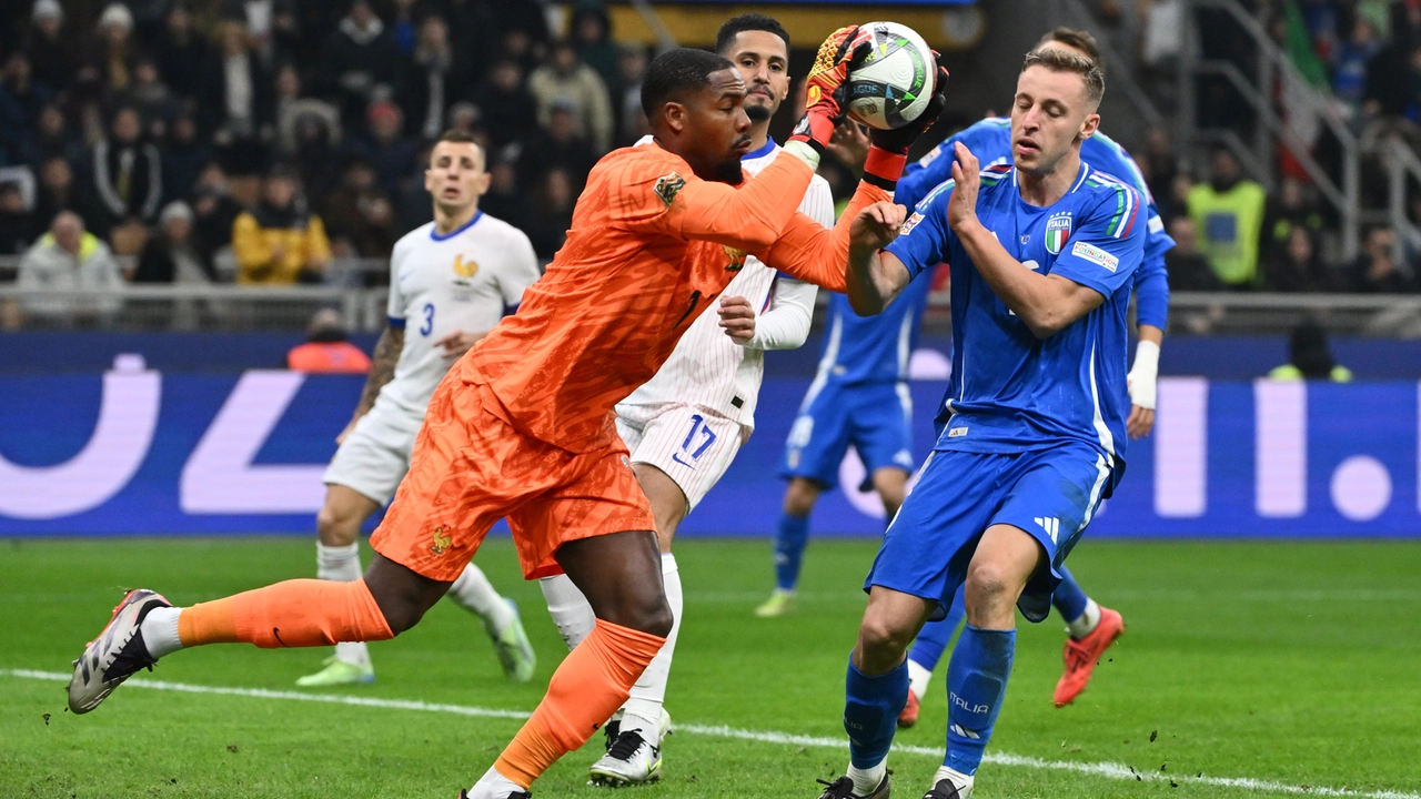 Mike Maignan anticipa Davide Frattesi nella sfida di Nations League a San Siro