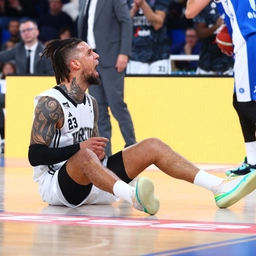 Hackett sbaglia, la Virtus cade a Brescia in volata