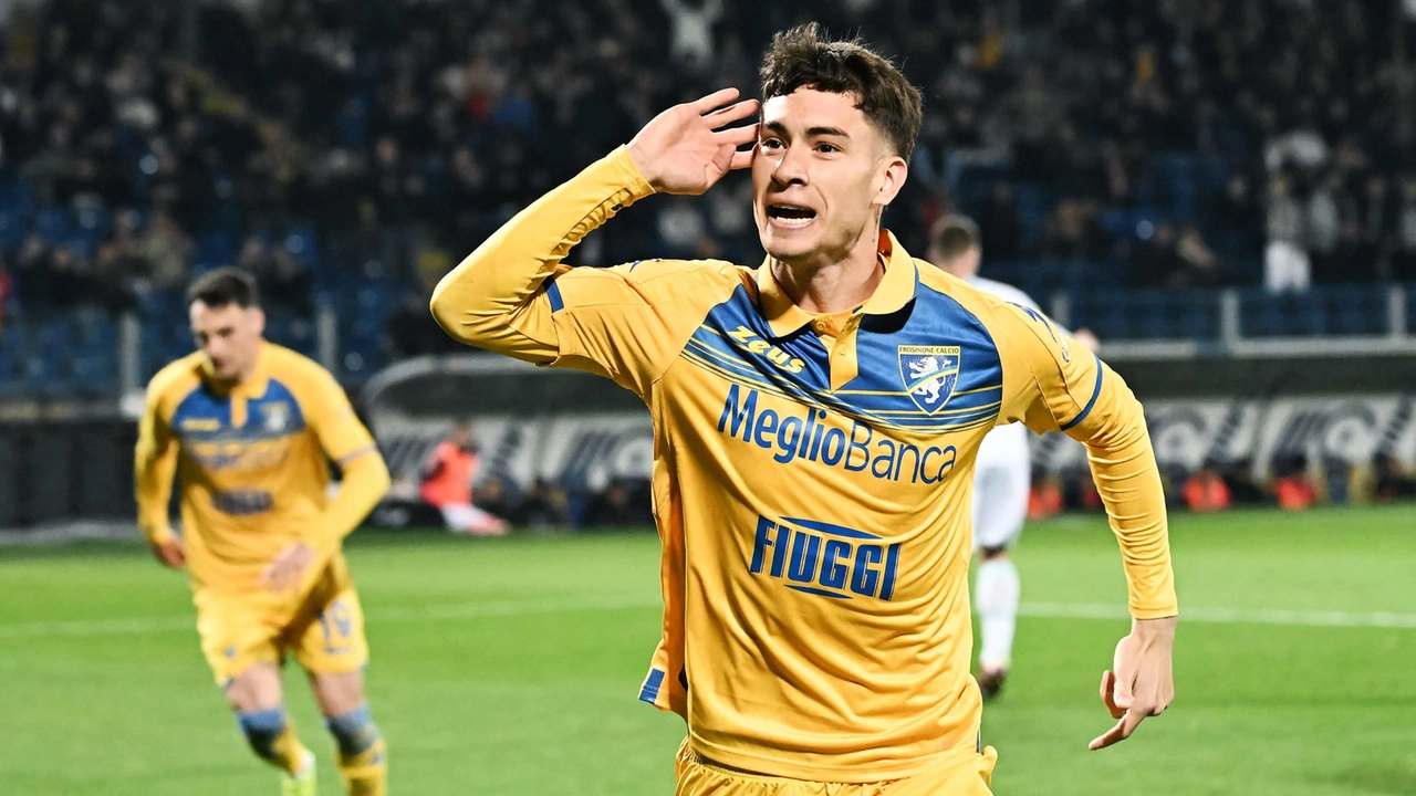 Matias Soulé festeggia un gol segnato con la maglia del Frosinone