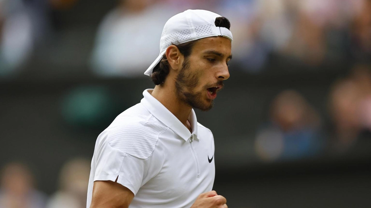 Lorenzo Musetti eliminato da Jaume Munar ai quarti del Bank of China Hong Kong Tennis Open 2025. Sfiderà Alexandre Muller.