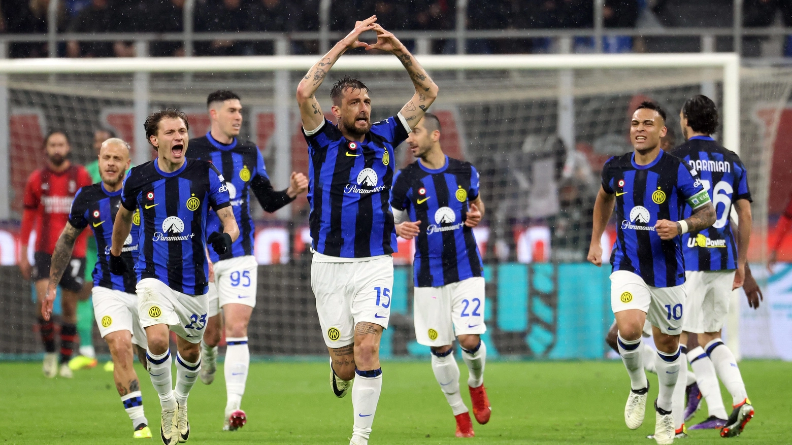 Acerbi festeggia dopo il gol dell'Inter (Ansa)