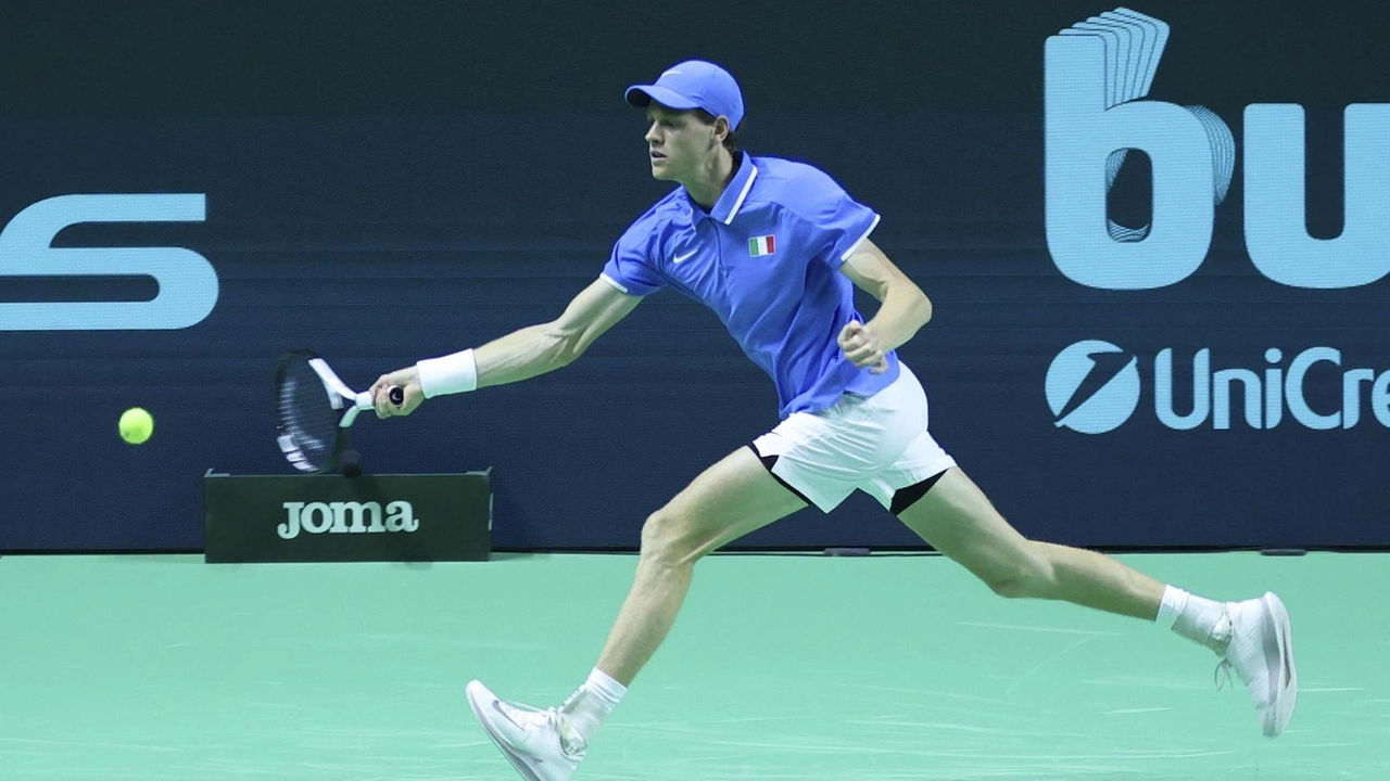 Sinner intensifica gli allenamenti a Melbourne Park con Wawrinka e Tiafoe in vista degli Australian Open.