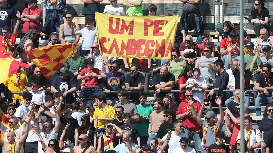 I tifosi del Ravenna. Quest’anno l’entusiasmo per i giallorossi, che puntano alla promozione, è alle stelle