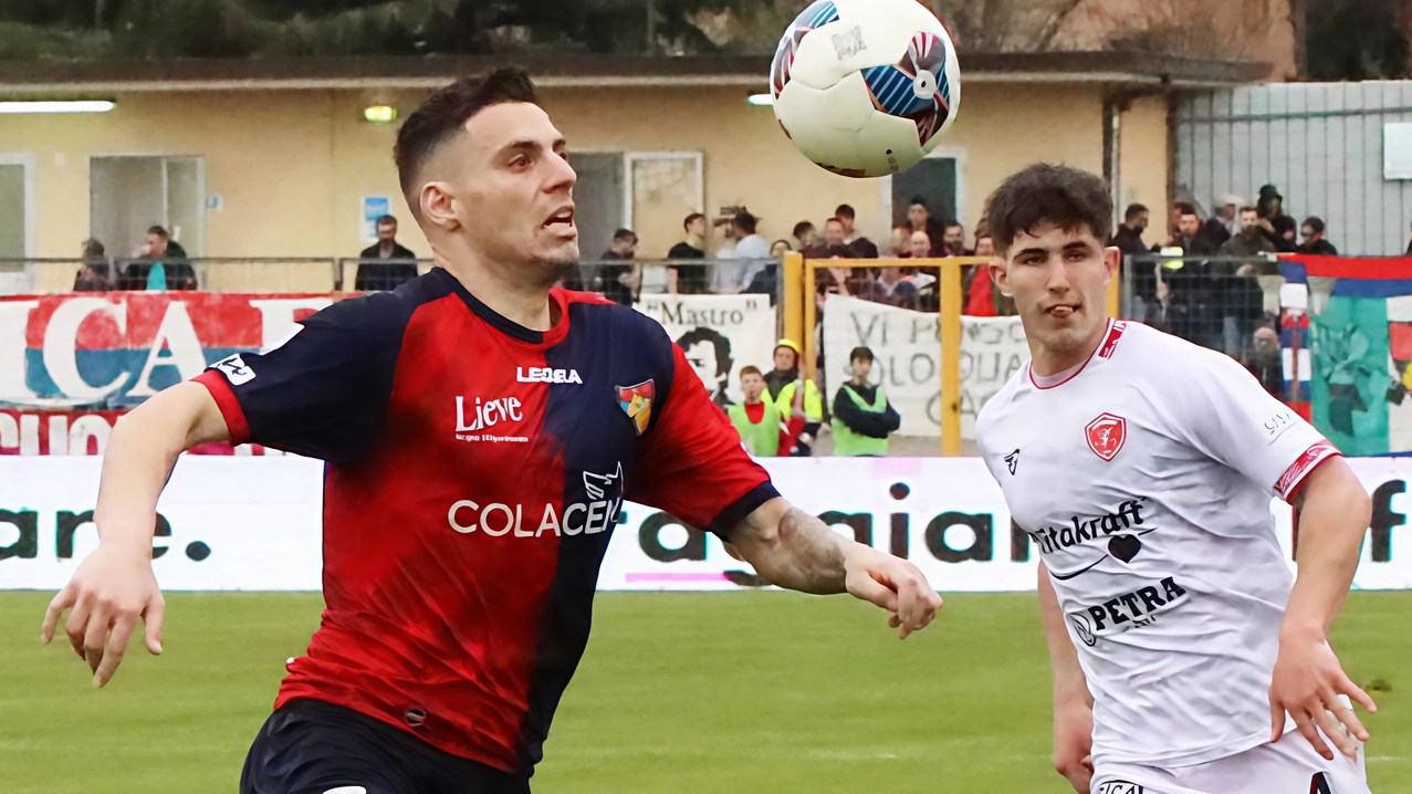 Gubbio-Perugia: in una partita combattuta, alcuni giocatori si distinguono mentre altri faticano. Il Gubbio si impegna ma non riesce a superare la difesa avversaria.