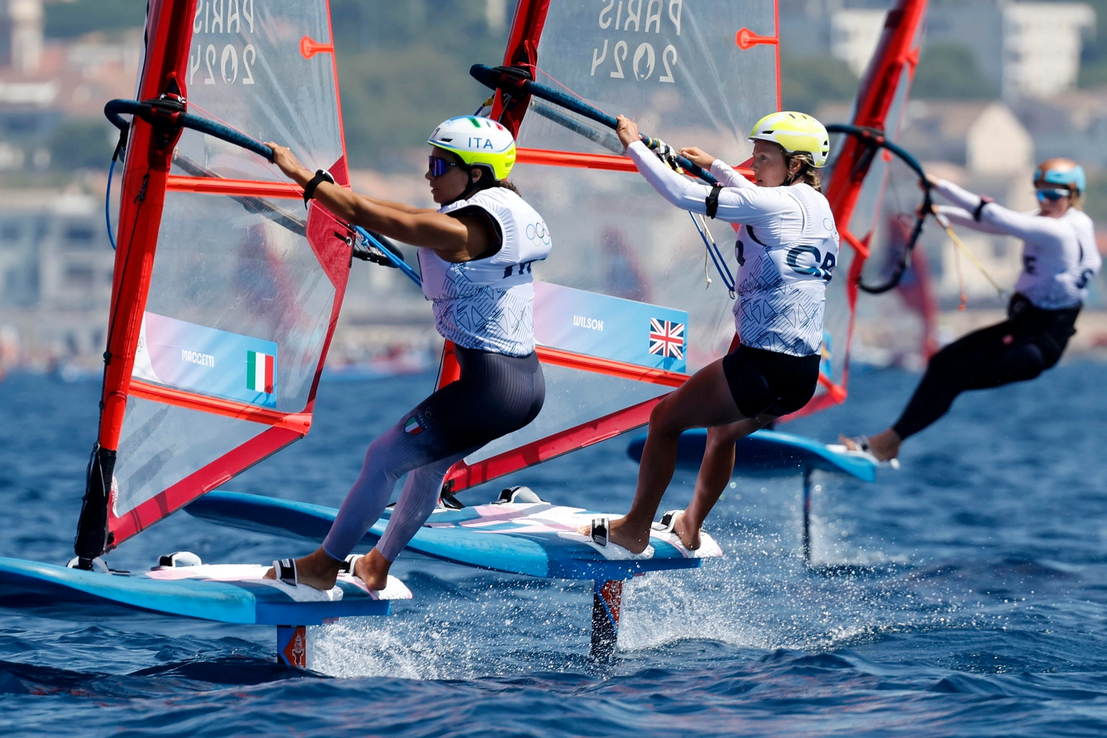 Marta Maggetti (Sinistra) e la britannica Emma Wilson durante le gare di windsurf (Ansa)