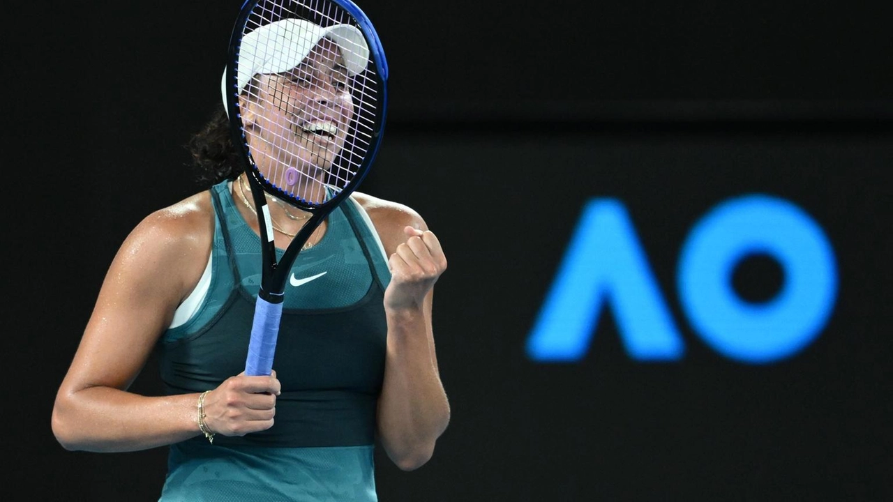 Madison Keys sconfigge Iga Swiatek in semifinale e si prepara a sfidare Aryna Sabalenka per il titolo agli Australian Open.