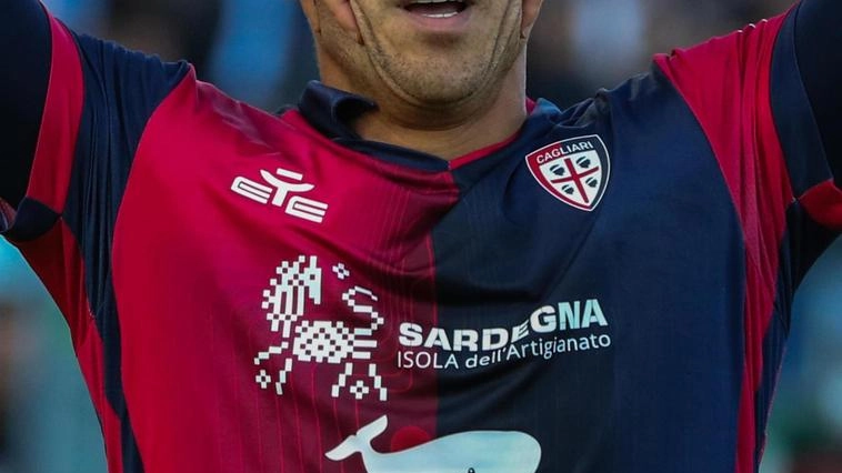 Il Cagliari batte l'Atalanta 2-1 con gol di Scamacca e Augello per i sardi e Viola per gli ospiti. Ammonizioni e cambi caratterizzano la partita.