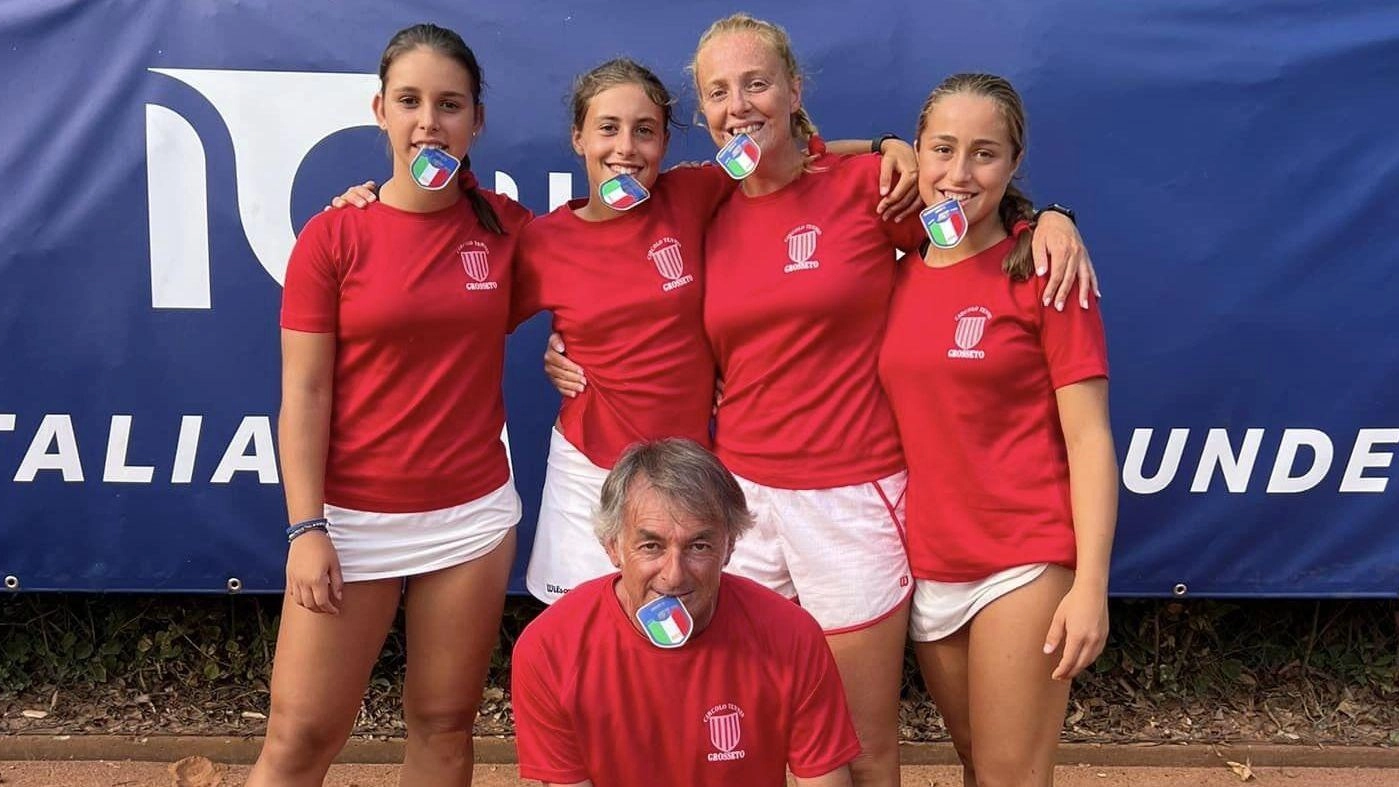 Il Circolo Tennis Grosseto vince il titolo italiano a squadre per il terzo anno consecutivo con la formazione femminile Under 14. Anna Nerelli, Giulia Duchini e Rachele Saleppico confermano il dominio nazionale. Allenatrice e giocatrici elogiano la determinazione e l'impegno del team.