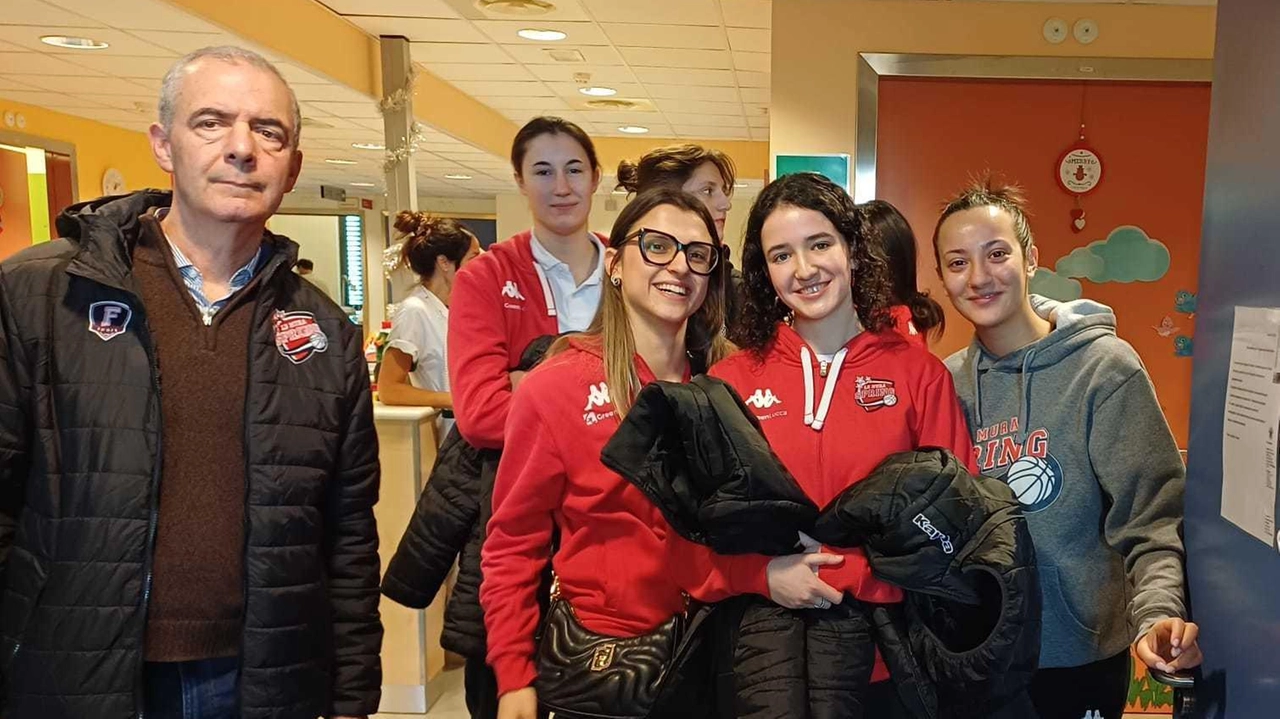 La delegazione del Green Le Mura Spring in visita alla Pediatria del «San Luca»