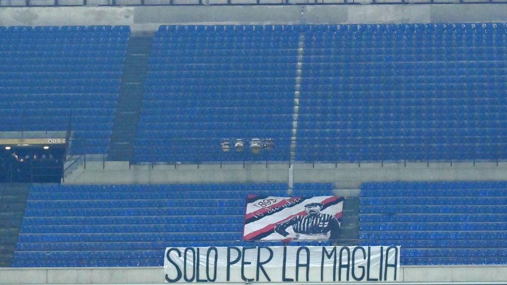 San Siro, il gelo e la rabbia. La Curva Sud vuota per 15’. Poi feroce contestazione che non risparmia nessuno