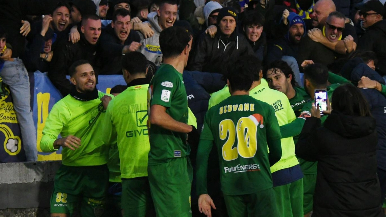 Calabro ringrazia i tifosi di Carrara e loda la squadra per la vittoria contro il Palermo, sottolineando la crescita di Shpendi e Cerri.