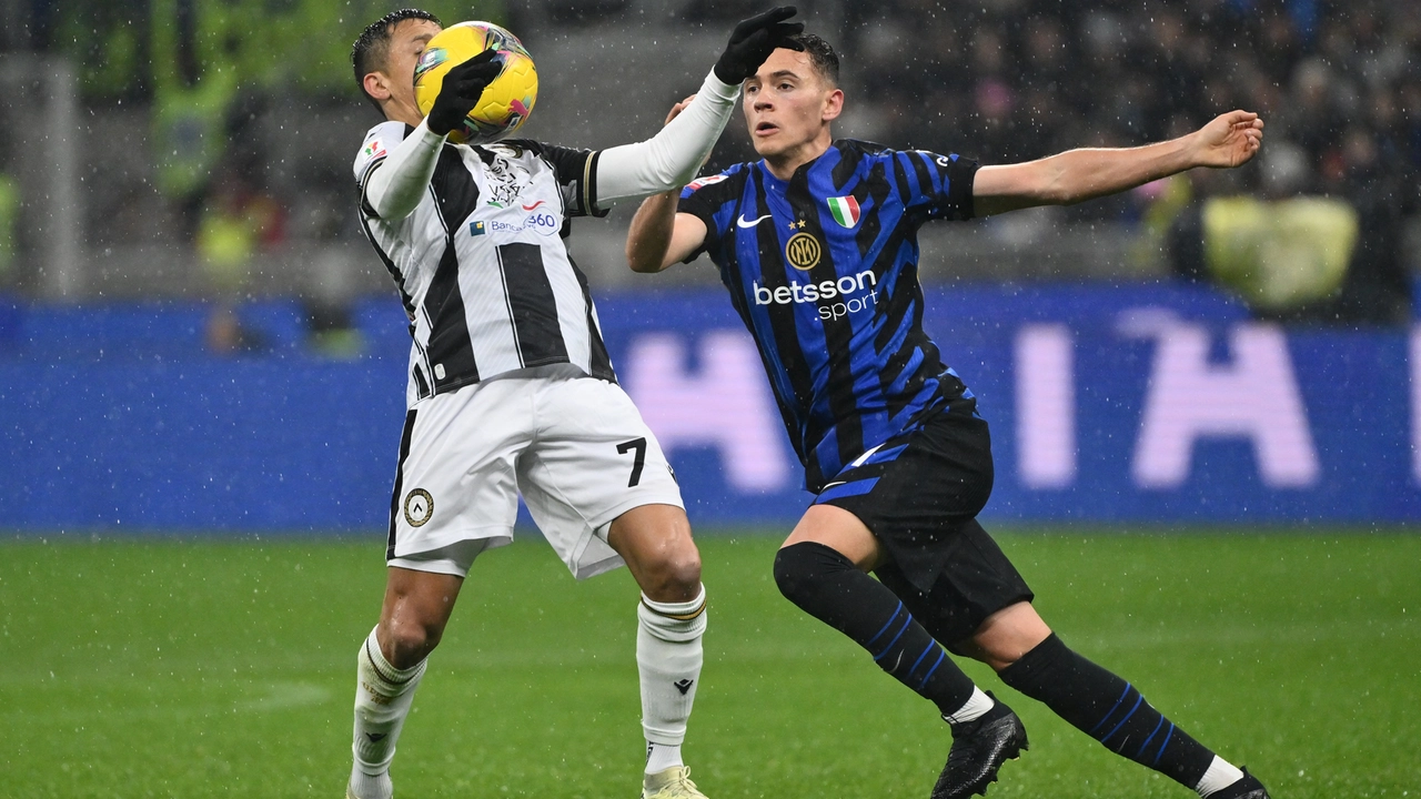 Inter vs Udinese nella foto Alexis Sanchez (Udinese) e Kristjan Asllani (Inter) Milano 19-12-2024 Stadio Giuseppe Meazza - San Siro Coppa Italia Frecciarossa - ottavi di finale foto Roberto Garavaglia/Agenzia Aldo Liverani sas-AGENZIA ALDO LIVERANI SAS