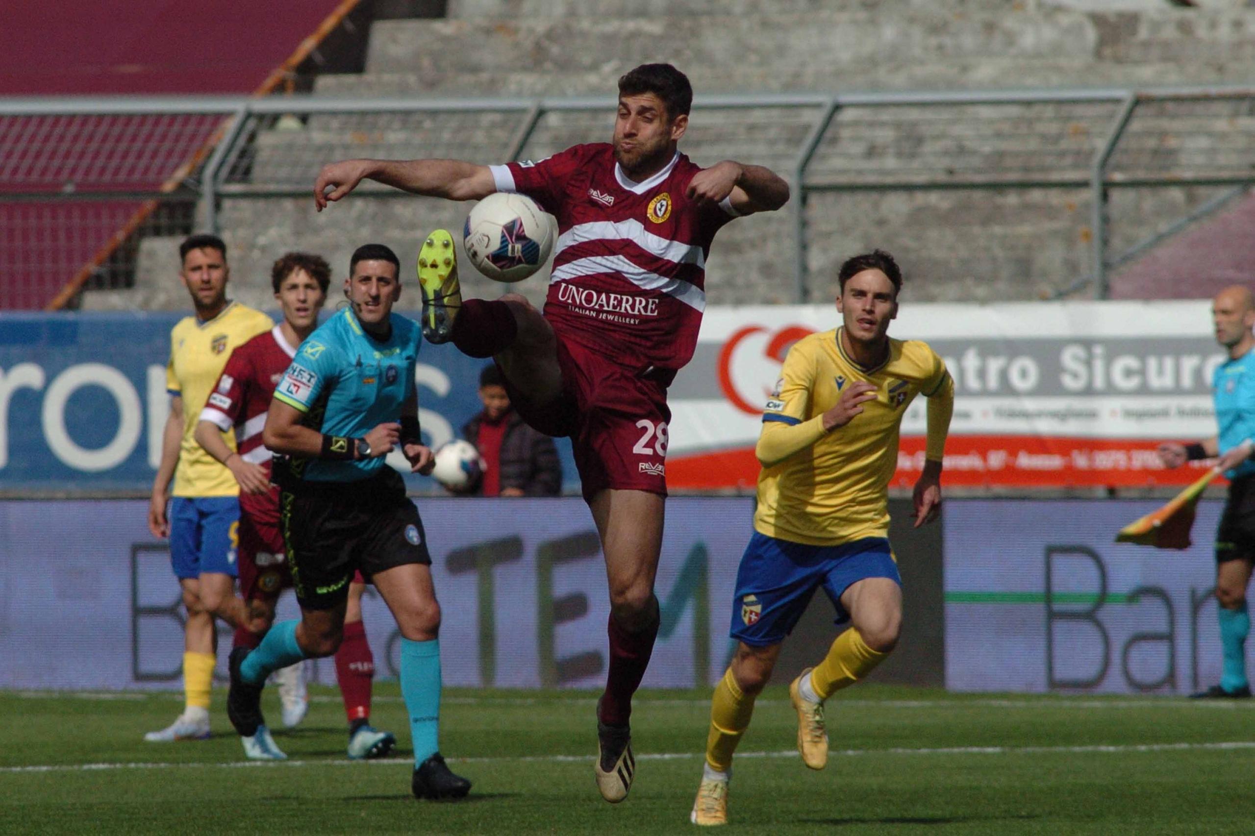 Calcio Serie C girone B pari per la Carrarese vola l Arezzo con