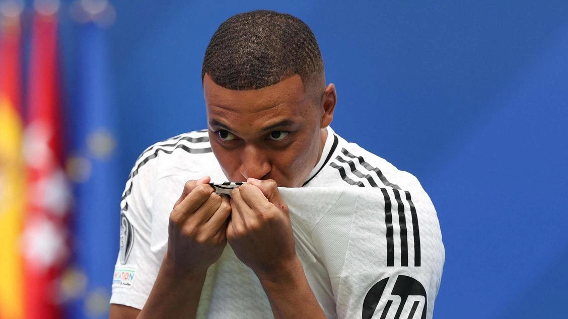 Kylian Mbappé debutta con il Real Madrid al Bernabeu, conquistando i tifosi con il suo discorso e il suo impegno per la maglia. Il francese si unisce a una squadra già forte, pronta a dominare il calcio mondiale.