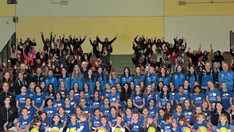 Il gruppo di atleti e atlete e i familiari della Pallavolo Garfagnana