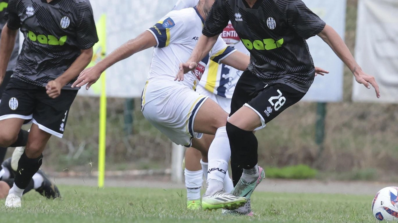 Il Siena inizia la nuova stagione con una vittoria importante, preparandosi per la sfida contro il Montevarchi. Il ritorno al Franchi porta fiducia, nonostante le vicissitudini societarie. La squadra si allena con serenità, con buone notizie sul fronte degli infortuni. Ultimo giorno per sottoscrivere gli abbonamenti stagionali.