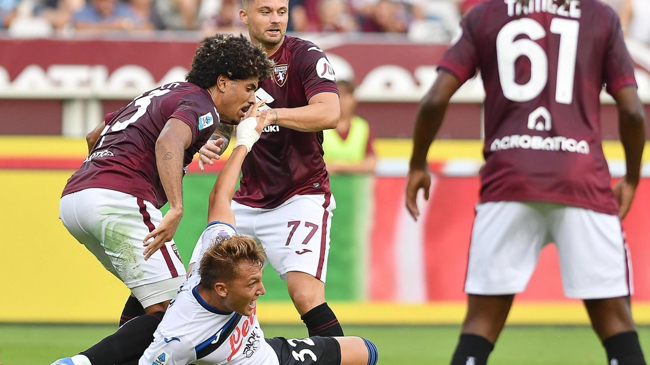 Mateo Retegui (attaccante, 25 anni) circondato da tre giocatori del Torino La punta italo-argentina ha segnato il terzo gol in campionato contro i granata